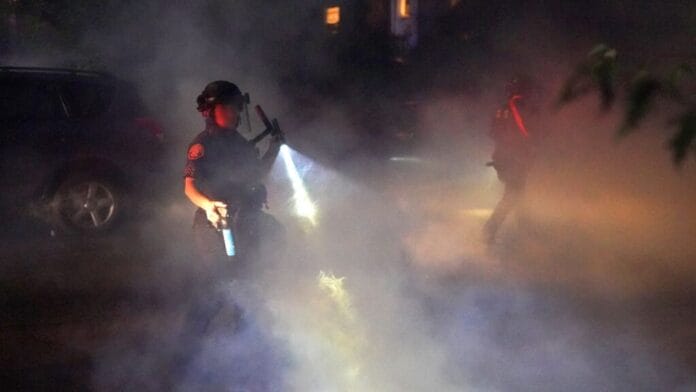 Policías meten a hombre en cajuela y lo hacen respirar gas pimienta; le provocan la muerte