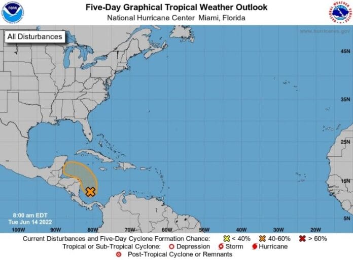 es muy probable que el sistema tropical en el Caribe se mueva al sur de la península de Yucatán