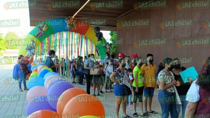 Con globos, música infantil y personajes animados vacunan a niños de 5 a 11 años en Mérida