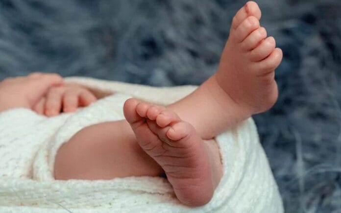 bebé con cuatro brazos y cuatro piernas