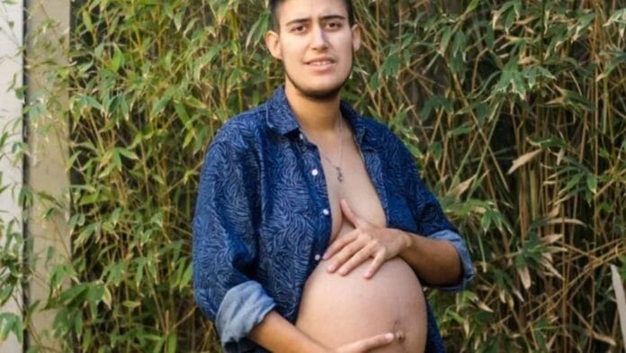Hombre presume su embarazo; espera mellizos