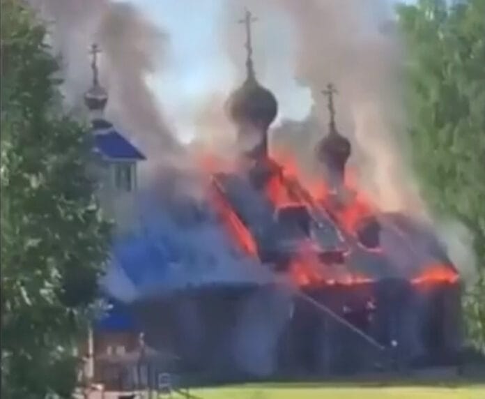 iglesia en llamas rusia
