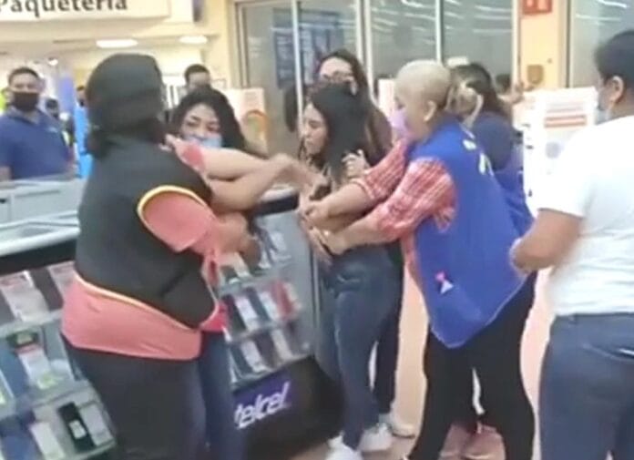Cachan a mujeres que preseuntamente intentaban robar en un super de Mérida