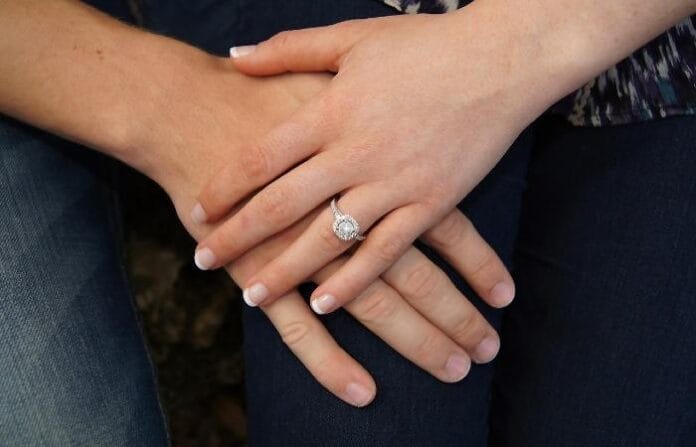 Doñita empeña su anillo de boda para comprar útiles escolares