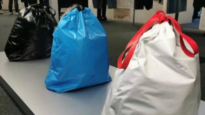 Balenciaga vende ''bolsa de basura'' en… ¡36 mil pesos!