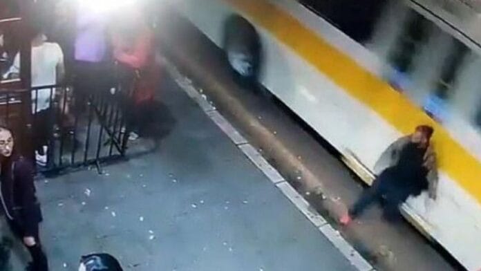 Joven es atropellado por autobús tras una discusión (VIDEO)