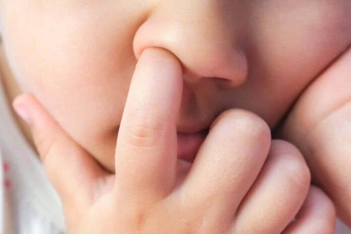Bebé muere seis días después de meterse un frijol en la nariz
