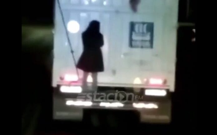 niña fantasma colgada de un camión