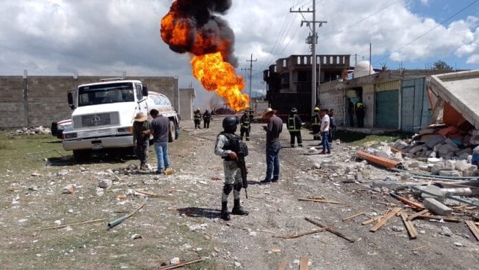 Reportan explosión en toma clandestina de gas de Pemex en Puebla