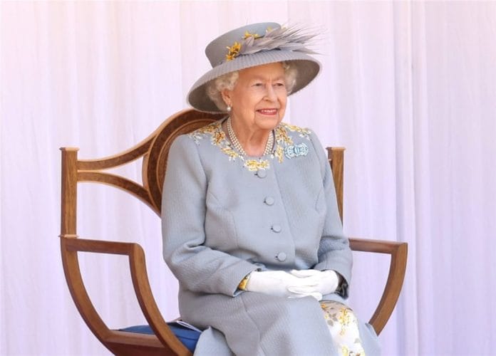 Reina Isabel II bajo supervisión médica; médicos temen por su salud