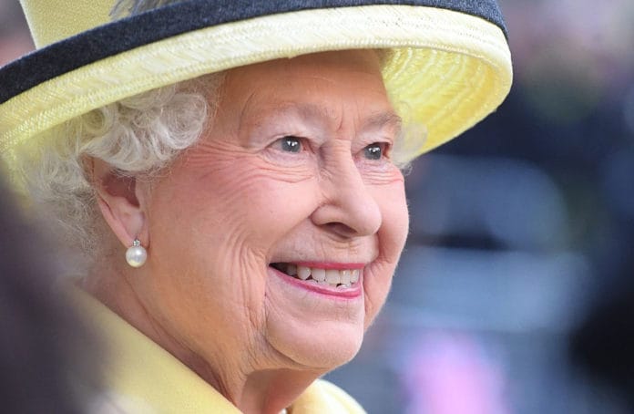 ¿Es cierto que la Reina Isabel II es reptiliana?