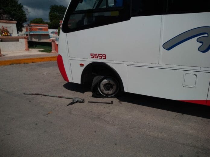 Se estalla el neumático de un autobús de la ruta Mérida - Campeche en Chocholá