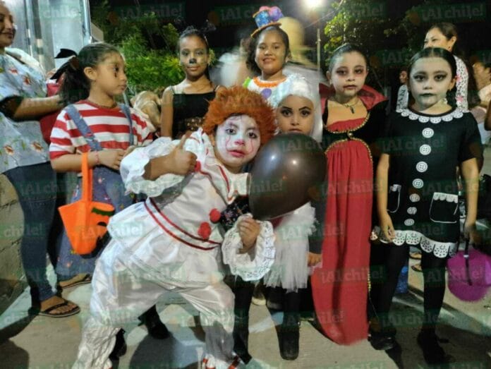 Niños de Chicxulub Puerto salen a pedir dulces por Halloween