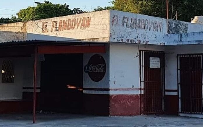 Pareja de abuelitos cierran su tienda tras 47 años de servicio en Mérida