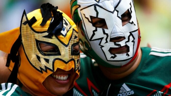 Mexicanos sí podrán usar máscaras de luchadores en Qatar 2022