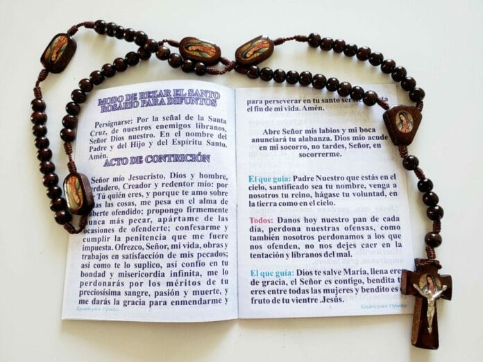 Cantos para el rosario de los difuntos: ¿Qué se canta?