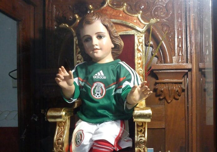 Fieles y aficionados le piden milagro a Niño Dios de para la Selección Mexicana