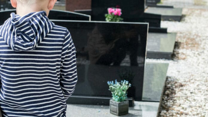 Niño lleva calificaciones a la tumba de su mamá