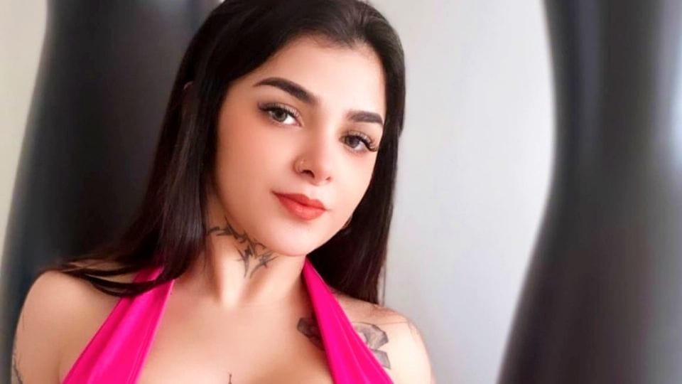 Así se ve Karely Ruiz en la cama, en pose sexy y con poca ropa