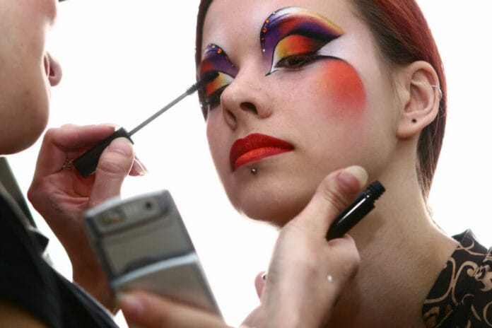 Cuidado con el maquillaje de Carnaval: descubre sus principales riesgos y las enfermedades que pueden causar