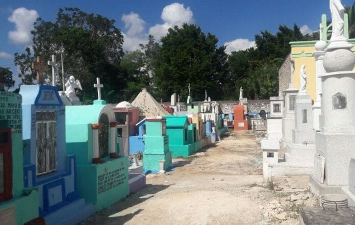 Espiteños pagan por fosas 'falsas' en un cementerio