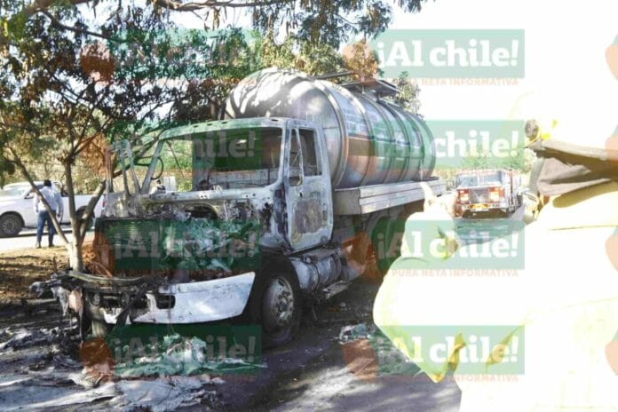 Se incendia una pipa cargada de combustible en el periférico de Mérida