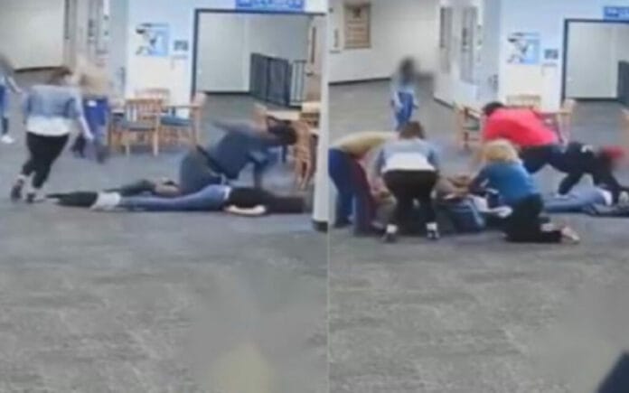 Maestra brutalmente golpeada tras quitarle consola a alumno (VÍDEO)