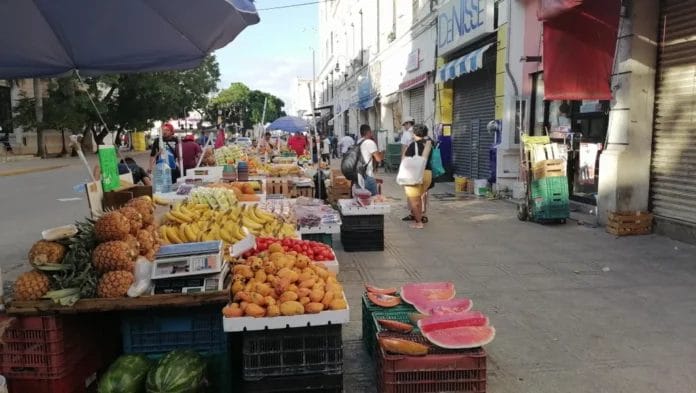 Exponen a vendedores ambulantes de mercado en Mérida que manipulan básculas