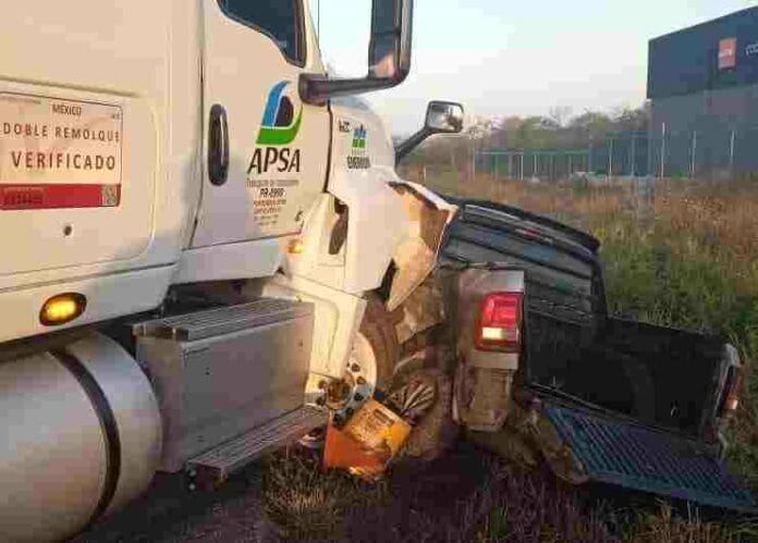 Mortal accidente en la Mérida - Cancún, trailer manda al más allá a chofer de camioneta