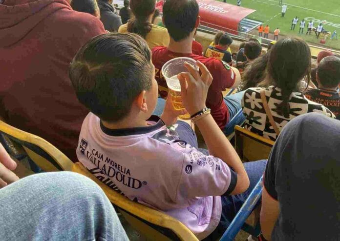 Captan a menor bebiendo cerveza en un estadio de fútbol en México