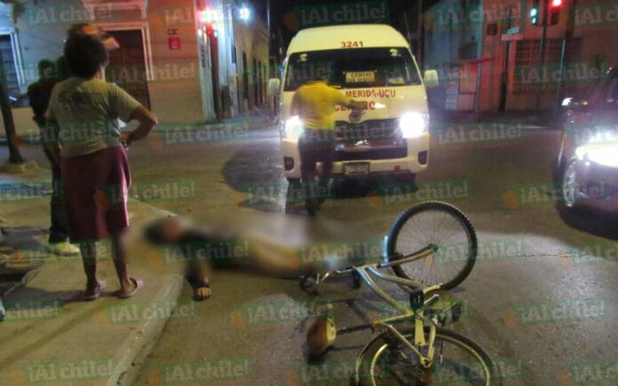 Mérida.  Ciclista es arrollado por combi; no respetó semáforo