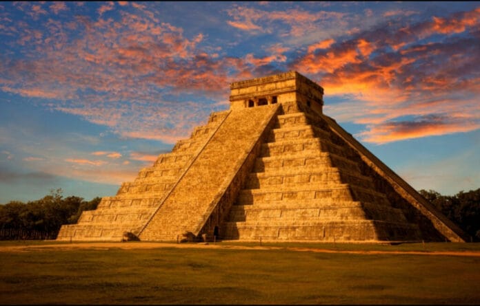 Por quejas de los turistas sacan a dos turistas de Chichén Itzá