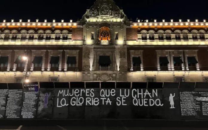 Intervienen vallas de Palacio Nacional con más de mil nombres de víctimas feminicidio