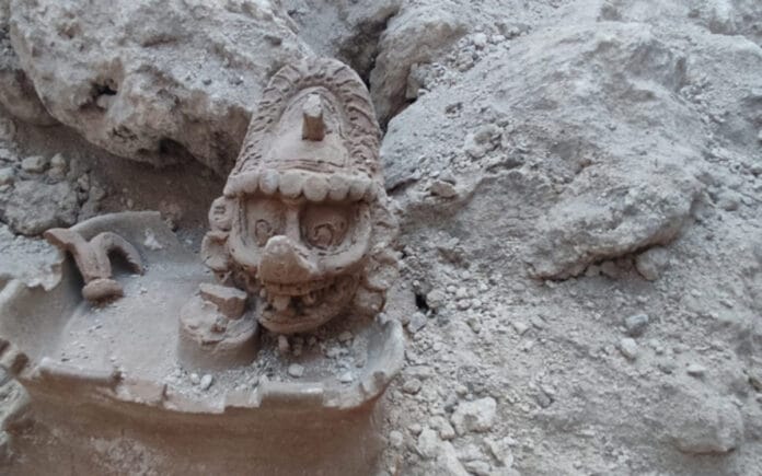 Descubren representación del dios maya K’awiil en trabajos del Tren Maya