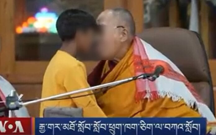 Dalai Lama le pidió a un niño “chupar su lengua”,