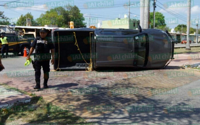 Mérida. Abuelito provoca volcadura de camioneta en Juan Pablo II