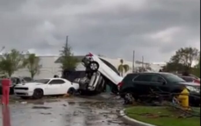 tornado provocó destrozos en Florida