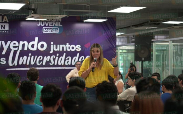 Cecilia Patrón compartió su experiencia con estudiantes del Tec de Mérida