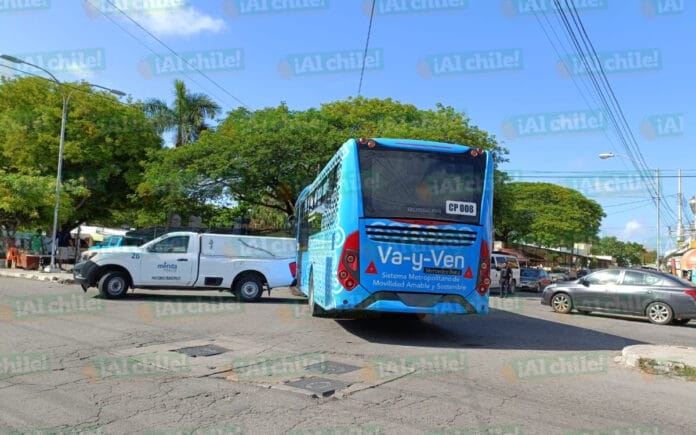 Unidad de “Va y Ven”  y camioneta fúnebre protagoniza choque en Mérida