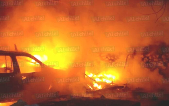 Fuerte incendio en un monte de Mérida;  tres vehículos terminaron achicharrados
