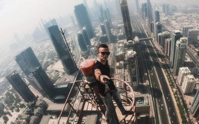 Influencer pierde la vida al caer del piso 68 de un rascacielos en Hong Kong