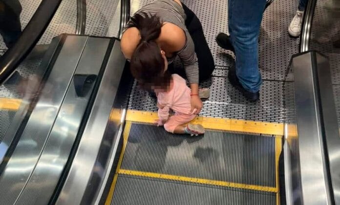 Nena queda con los dedos atorados en una escalera eléctrica (VÍDEO)