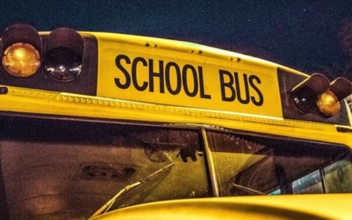 “Olvidan” a chavito con discapacidad en un autobús escolar