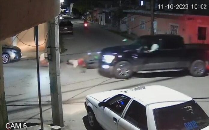 Familia es embestida por una camioneta en Progreso; el responsable huyó  (VÍDEO)