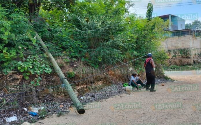 Vecinos de Peto temen por un poste quebrado; podría ser un peligro para los niños