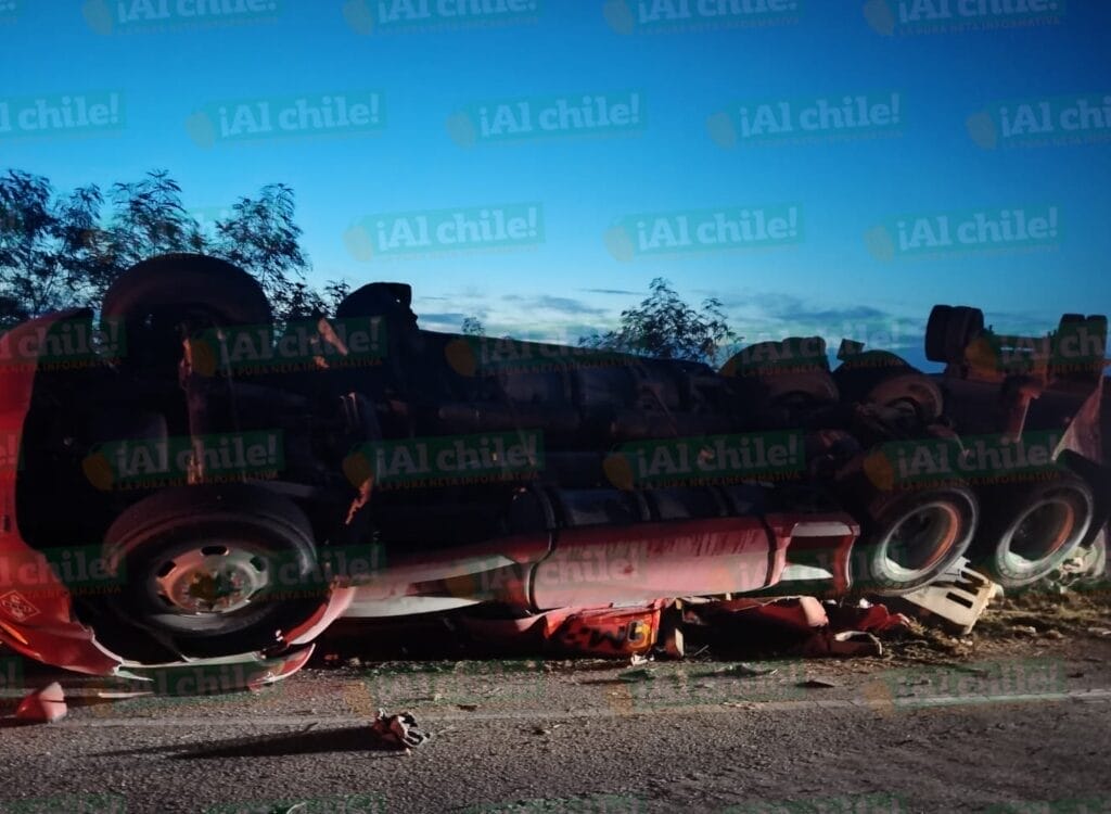 La fatiga dominó al conductor provocando una volcadura de camión en la vía Mérida – Motul, aquí los detalles del fuerte accidente