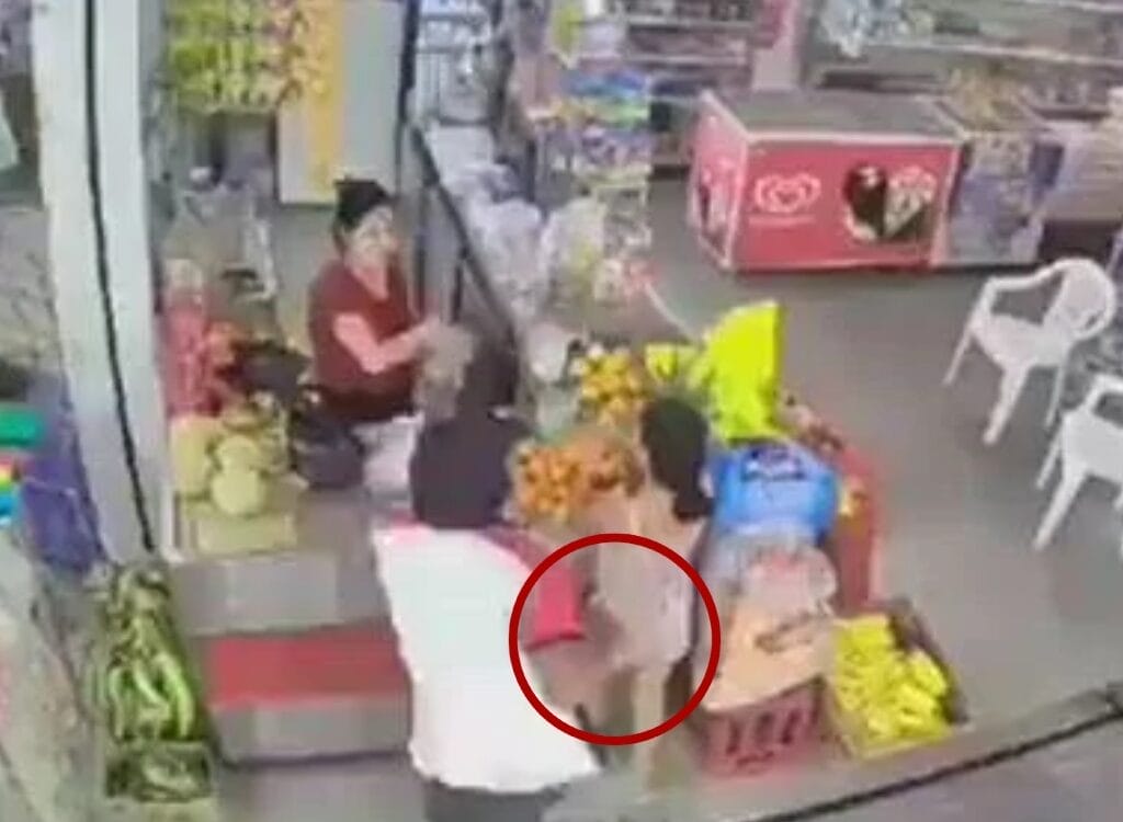 Cachan a hombre manoseando a pequeña niña en un súper; por poco escapó (VIDEO)