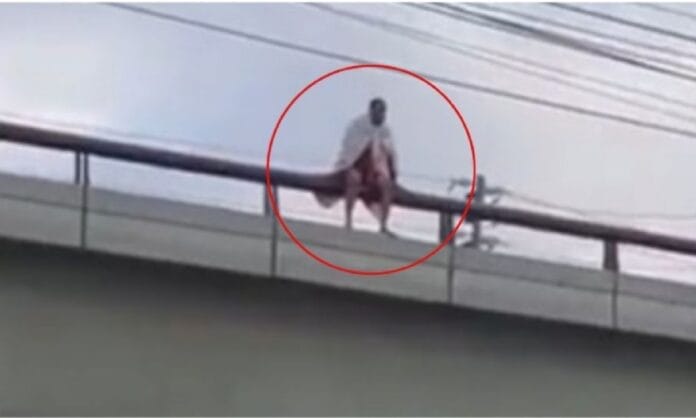 Hombre escapa de hospital y se lanza desde un puente para terminar con su vida (VIDEO)