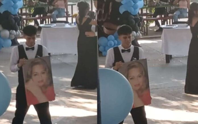 Joven baila en su graduación con el retrato de su madre fallecida (VIDEO)