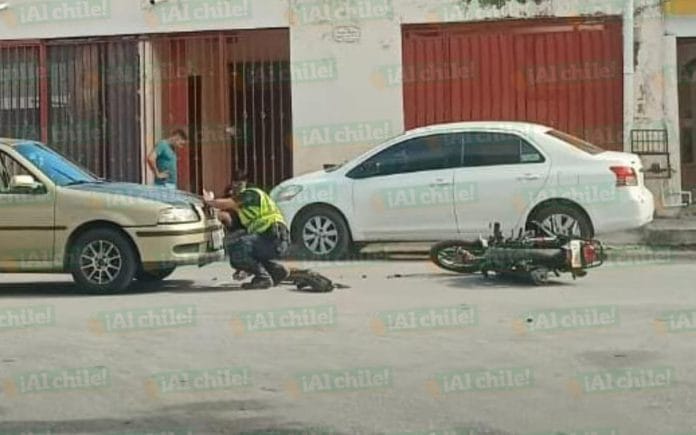 Joven motorista se vuela alto y choca contra automóvil al poniente de Mérida